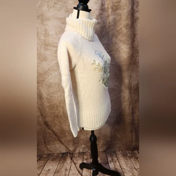 Floral Embroidered Cream Turtleneck Sweater –Size S - Picture 4 of 8